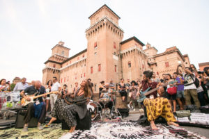 Straßenmusik auf historischem Pflaster - das 32. „Ferrara Buskers Festival“ verzaubert die Stadt am Po Ferrara-Buskers-Festival®-Musicisti-6-300x200 Straßenmusik auf historischem Pflaster - das 32. „Ferrara Buskers Festival“ verzaubert die Stadt am Po