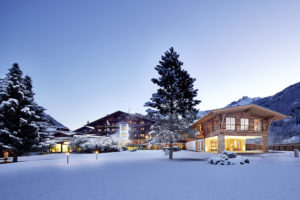 Jagdhof_Aussenaufnahme-Winter_01-c-Huber-Fotografie-300x200 5-Sterne SPA-HOTEL Jagdhof  für den „Ski Oscar“ nominiert