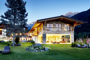 Jagdhof_SPA-CHALET-mit-Naturgarten-bei-Nacht_02-c-Huber-Fotografie-300x200 Mädchen Wellness Tage im 5-SterneSPA-Hotel Jagdhof***** im Stubaital