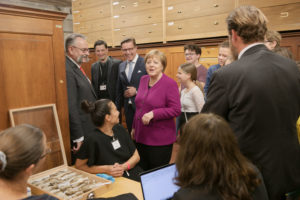 Optimahl übernahm Bewirtung bei Merkel-Besuch im Naturkunde-Museum merkel-web-300x200 Optimahl übernahm Bewirtung bei Merkel-Besuch im Naturkunde-Museum