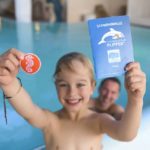 Im Urlaub die ersten Schwimmtechniken lernen – das Familotel Feldberger Hof macht es möglich Im Urlaub die ersten Schwimmtechniken lernen – das Familotel Feldberger Hof macht es möglich