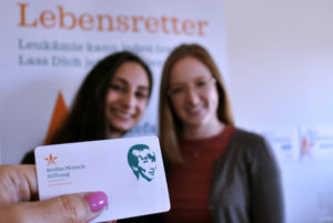 Kees gegen Blutkrebs: Das Ziel heißt Leben 2019-03-21-Stefan-Morsch-Stiftung-Spenderausweis-Altea-Malik-Annett-Springer-300x201 Kees gegen Blutkrebs: Das Ziel heißt Leben