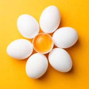 Einmaleins_Bildquelle_Shutterstock_white-eggs-egg-yolk_small-300x300 World Egg Day: SCRAEGG präsentiert das Kleine Ei(n)maleins
