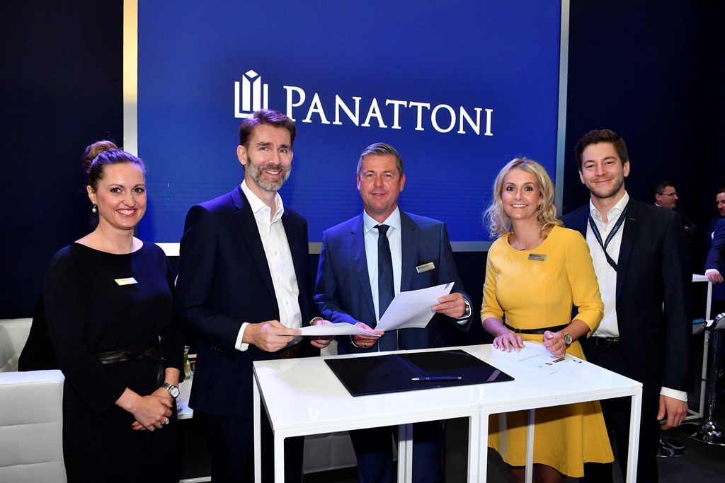 Vertragsunterzeichnung auf der EXPO REAL (v.l.n.r.): Susann Bikert-Müller (Panattoni), Michael Körner (Geschäftsführer Invest Region Leipzig GmbH), Stefan Bohn, Anja Moses, Lucas Imdahl (alle Panattoni) (Quelle: Panattoni).