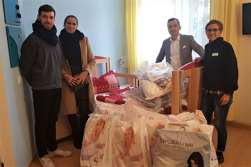 Stillkissen für alle Zimmer: Mercure Hotel Berlin Checkpoint Charlie unterstützt Kinder-Hospiz „Sonnenhof“ Mercure_Berlin_Spende_1000x1000 Stillkissen für alle Zimmer: Mercure Hotel Berlin Checkpoint Charlie unterstützt Kinder-Hospiz „Sonnenhof“