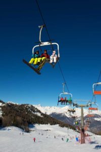 Winter-Cocktail für die ganze Familie: Schnee, Ski, Aostatal Sessellift-in-Pila-Aostatal-Valle-dAosta-Foto-archivio-Regione-Autonoma-Valle-dAosta-200x300 Winter-Cocktail für die ganze Familie: Schnee, Ski, Aostatal