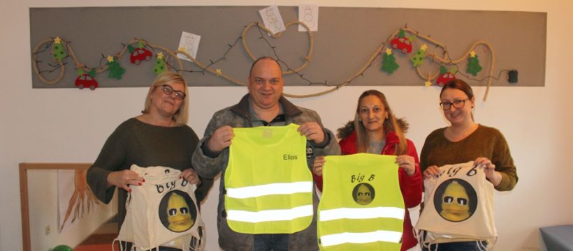 Mit leuchtend hellen BigB-Sicherheitswarnwesten dürften bald die Glückskinder in Hamm zu sehen sein. Das Foto zeigt v.l.n.r. Andrea Schulzki, Lars Schrader, Miriam Schrader, Anja Karcz.