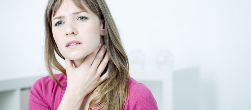 Halsschmerzen sind häufig erstes Anzeichen für eine Erkältung.