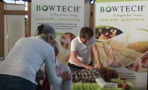 Im Liegen, Sitzen und Stehen Gesundheit begreifbar machen Bowtech_Pressefoto_Hamburg_2-300x182 Im Liegen, Sitzen und Stehen Gesundheit begreifbar machen