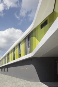 Küffner-Aluminiumpaneele1769-1704-II-202x300 Futuristische Architektur mit vertikalen Fassadenprofilen - korrosionsbeständig, langlebig und 100% recycelbar