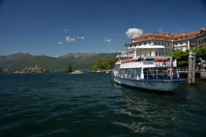 Der Frühling am Lago Maggiore bringt Hybridschifffahrt Fähre-vor-der-Isola-Bella-Foto-Roberto-Maggioni-300x200 Der Frühling am Lago Maggiore bringt Hybridschifffahrt