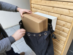 LX-BI-Paketsafe_Paketentnahme-300x225 Loxone: Kooperationserfolg geht bei ProSieben auf Sendung  Paketsafe Air im Rennen um „Das Ding des Jahres“