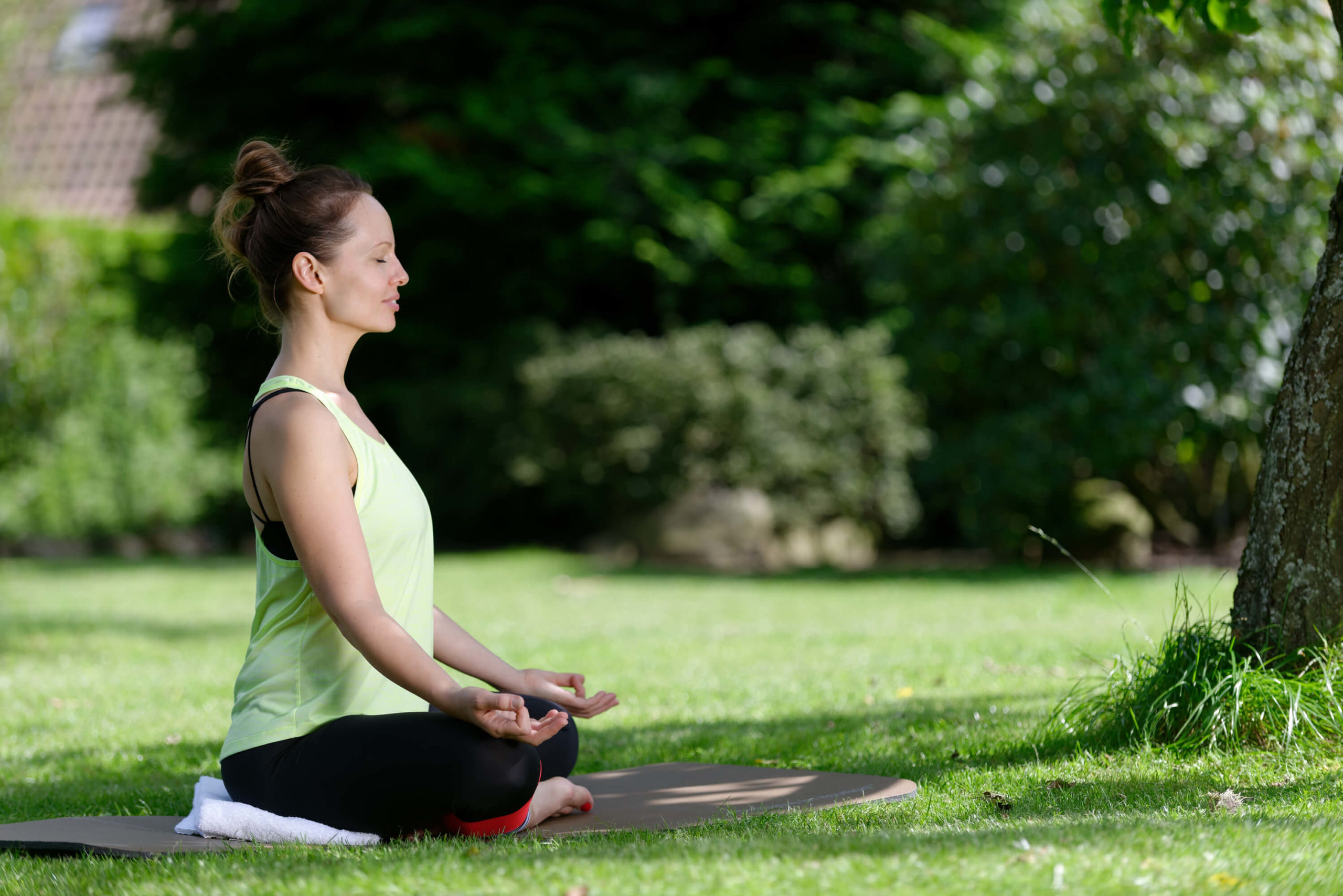 Ringhotel-Sellhorn-Yoga-Ayurveda-Wochenende-scaled Auszeit mit der besten Freundin im Grünen - Yoga im Ringhotel Sellhorn   Aufgrund der großen Beliebtheit weitere Termine für Yoga-Wochenenden inklusive ayurvedischem Abendessen und Wellness