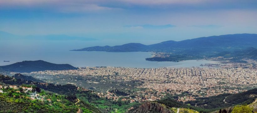 Volos und die Bucht von Volos von einen Berg ausgenommen