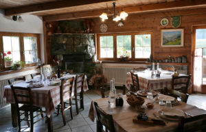 Einladung zu Seelensuppe und Lebenselixier ins Aostatal Aostatal_Almhuette_La-Pera-Doussa-©-Anke-Sademann_web-300x192 Einladung zu Seelensuppe und Lebenselixier ins Aostatal