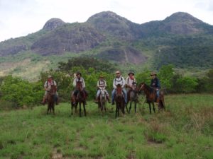 Ranch-Urlaub in Guyana – Rinderfarmen haben in South Rupununi eine lange Tradition – Rodeo in diesem Jahr wegen Corona abgesagt PR_SittingonHorses_Ranching_SouthRupununi_IanCraddock-300x225 Ranch-Urlaub in Guyana – Rinderfarmen haben in South Rupununi eine lange Tradition – Rodeo in diesem Jahr wegen Corona abgesagt
