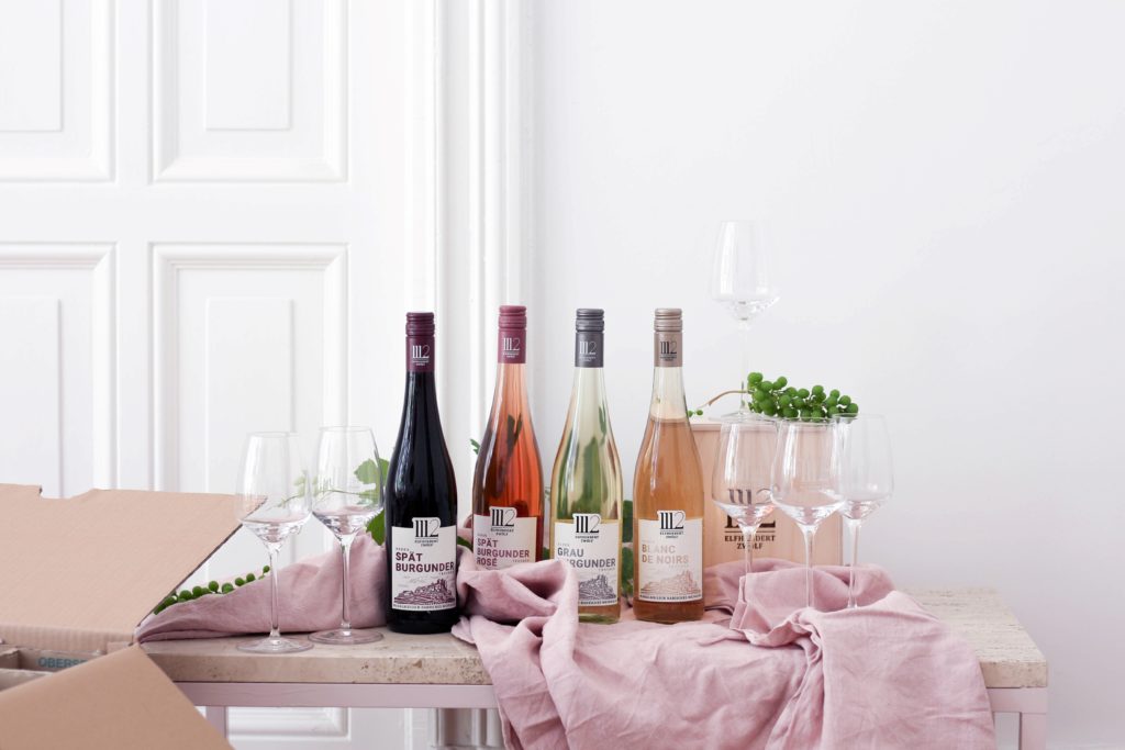 Eine Genussreise im eigenen Wohnzimmer: Weinabende mit Elfhundertzwölf 1112_Badischer-Weinabend_Unboxing-1024x683 Eine Genussreise im eigenen Wohnzimmer: Weinabende mit Elfhundertzwölf