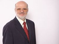 a-Prof-Szazs-Schrägprofil-200x151-1 Hyperthermie und Oncothermie in Spanien: „Innovative Therapien gegen Krebs.“