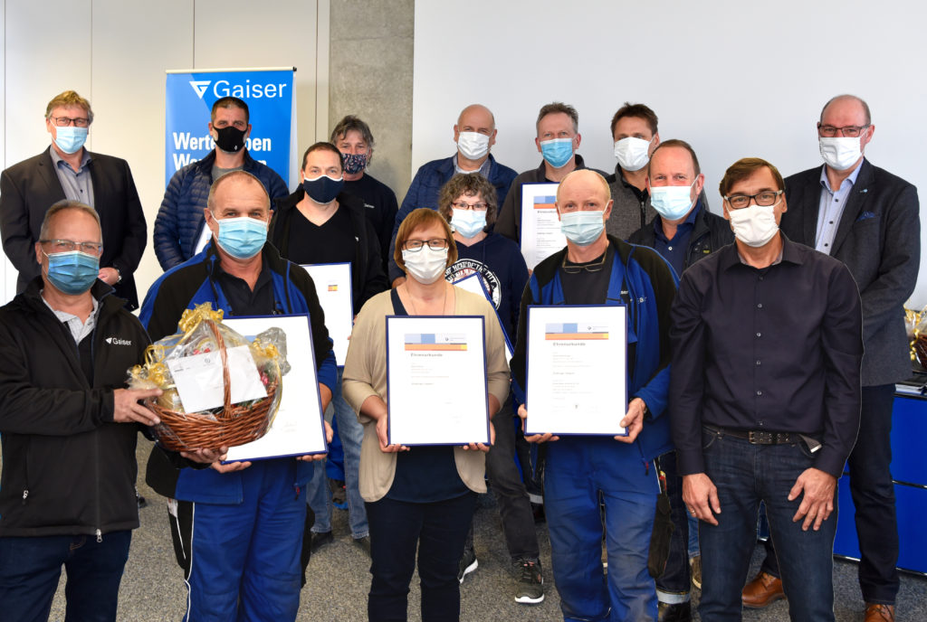 Ehrung für 405 Jahre Betriebszugehörigkeit 2020-11-18_Gruppenbild_Fotomontage_-1024x688 Ehrung für 405 Jahre Betriebszugehörigkeit