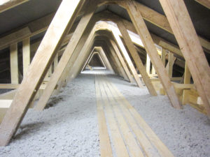 Dachboden-daemmen-4-300x225 Schnell und einfach: Cellulose-Dämmflocken für ungenutzte Dachböden