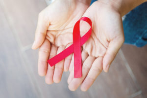 Positiv leben: Dank moderner Medikamente sind Menschen mit HIV nicht mehr ansteckend Welt-AIDS-Tag-2020_istock_oatawa-300x199 Positiv leben: Dank moderner Medikamente sind Menschen mit HIV nicht mehr ansteckend