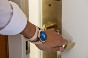 Princess-Flotte wird komplett „smart“ – Zum Restart verfügen alle Schiffe über die innovative MedallionClass-Technologie OCEAN_Medallion_Bracelet_Regal_Princess_November_12_2017-300x200 Princess-Flotte wird komplett „smart“ – Zum Restart verfügen alle Schiffe über die innovative MedallionClass-Technologie