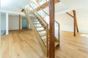 Wangentreppe-Glasgelaender-2-300x200 Holztreppe mit Geländerfüllung aus Glas: grazil und standsicher