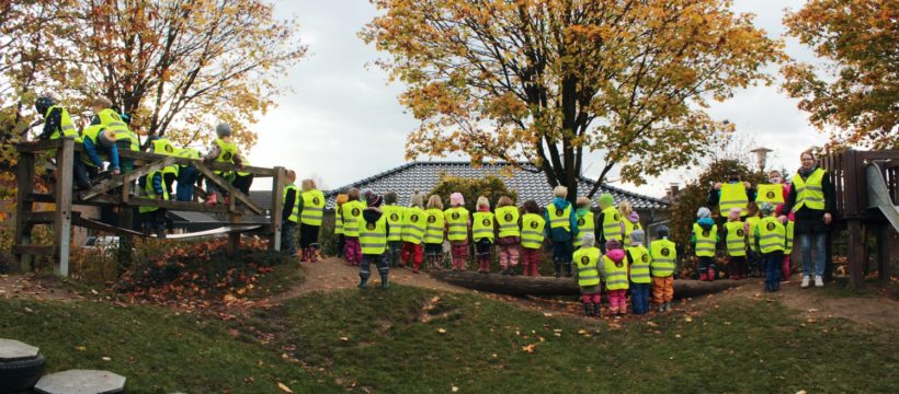 Mit den BigB-Warnwesten sind die Kinder und Betreuer*innen des Bewegungskindergartens St. Sebastian in Beckum bei dunklen Witterungsverhältnissen besonders gut zu sehen.