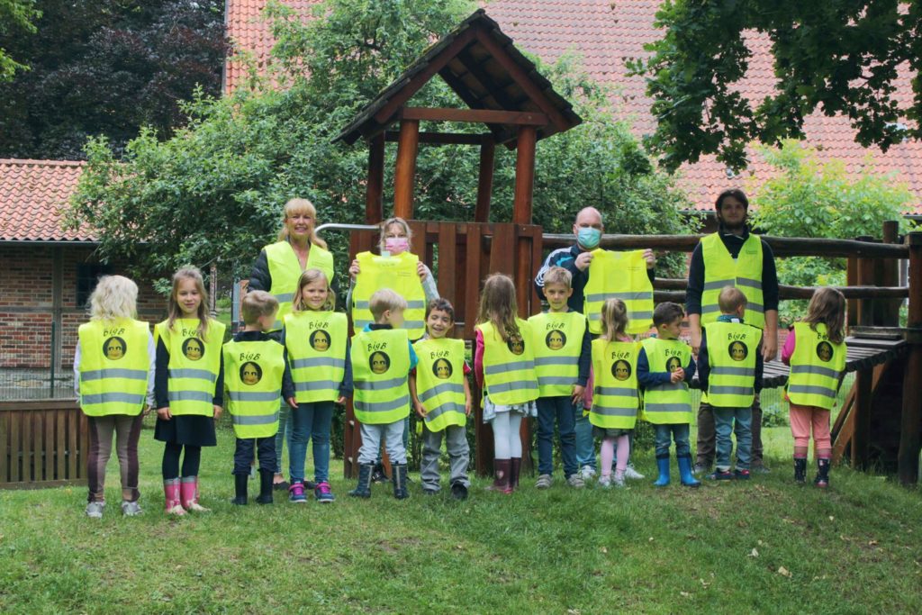 22.07.2021-BigB-Warnwesten-sollen-sich-auch-in-doerflicher-Umgebung-im-St.-Pankratius-Kindergarten-in-Beckum-Vellern-bewaehren-1024x683 IN:: BigB Warnwesten sollen sich auch in dörflicher Umgebung im St. Pankratius-Kindergarten in Beckum-Vellern bewähren ::