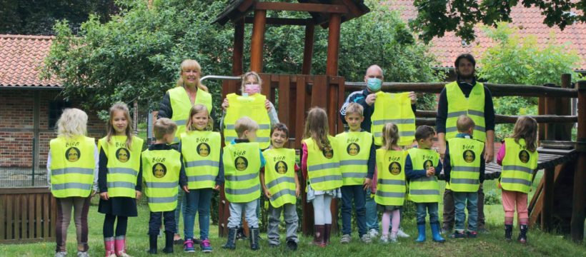 Mit den BigB-Warnwesten sind die Kinder und Betreuer*innen des St. Pankratius-Kindergartens in Beckum-Vellern bei dunklen Witterungsverhältnissen besonders gut zu sehen.