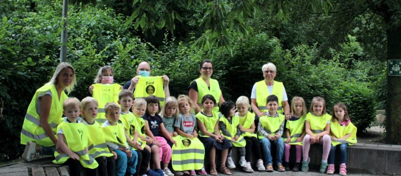 Die BigB Warnwesten machen die Kinder des Hellbach-Kindergartens in Neubeckum besonders gut sichtbar.