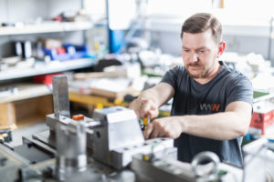 Wirtschaftlichkeit in der Spritzgussfertigung: Inhouse-Produktion statt unterbrochener Lieferketten VWH_Pressefoto_Wirtschaftlichkeit-im-Spritzguss-300x200 Wirtschaftlichkeit in der Spritzgussfertigung: Inhouse-Produktion statt unterbrochener Lieferketten
