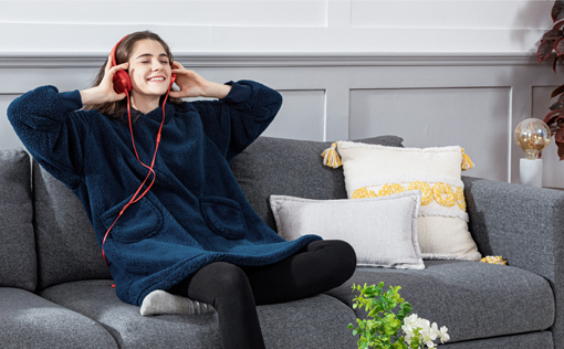 Amazon Black-Week-Deals für kuschelwarme Weihnachten: Geschenkideen von Bedsure Bedsure_Blankethoodie_Navy_Mood Amazon Black-Week-Deals für kuschelwarme Weihnachten: Geschenkideen von Bedsure