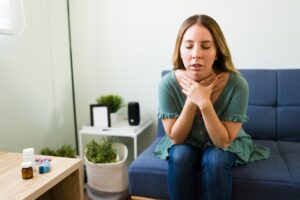 Rare Disease Day 2022 - Selten gesehen, häufig übersehen: Die Eosinophile Granulomatose mit Polyangiitis ASSET-2203703_Sick-young-woman-with-respiratory-problems-300x200 Rare Disease Day 2022 - Selten gesehen, häufig übersehen: Die Eosinophile Granulomatose mit Polyangiitis