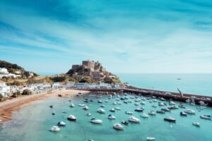 Problemlos nach Jersey reisen – Kanalinsel hebt Corona-Einreiseregeln auf Mont-Orgueil-CastleJersey-300x200 Problemlos nach Jersey reisen – Kanalinsel hebt Corona-Einreiseregeln auf