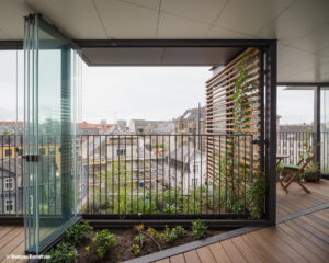 Lumon_Orsteds_Gardens_verglaster_Balkon_2-300x240 Nordische Inspiration: Zeitloses Fassadendesign mit Balkonverglasungen