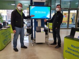 AfB-Nuernberg_Niederlassungsleiter-Rainer-Hufer-und-IT-Verkaeufer-Alexander-Dzhyoyev-300x225 15 Jahre Engagement für Nachhaltigkeit und Inklusion - AfB social & green IT in Nürnberg lädt zur Kundenparty ein