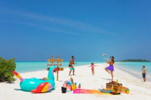 Kandima-people-family-playing-on-the-beach_web-300x200 7 perfekte Gründe warum das Kandima Maldives die familienfreundlichste Desti(nation) der Malediven ist!