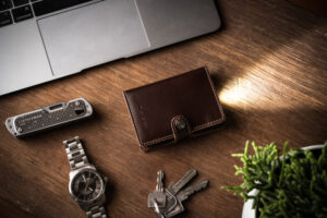 Ledlenser_LiteWallet_Classic_Chestnut_502326_Lifestyle_closed-800x533-1-300x200 Die Lite Wallet Serie – mehr als ein leuchtendes Portemonnaie