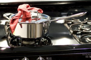 Effizient und nachhaltig: Energiespartipps für die Küche All-Clad_d5_Ambiente-1-Bild-300x199 Effizient und nachhaltig: Energiespartipps für die Küche