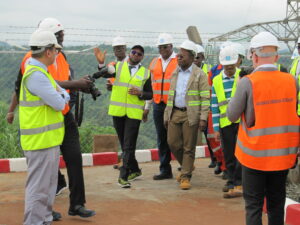 Visite-du-poste-par-le-Ministre-et-le-DG-de-SONATREL-300x225 New power lines to optimize electricity distribution in Cameroon