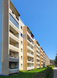 2022_Stadtroda_Plattenbau_01-220x300 Lumon stattet Klima-Modellprojekt in Thüringen mit Balkonverglasungen aus