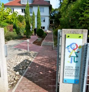 Kontinuierliche Unterstützung von Wohlfahrtsorganisationen: Spende von Connectware an Verein für krebskranke und chronisch kranke Kinder Darmstadt lindert seelische Not und Finanzengpässe Abb_3-Motiv-Aussenaufnahme-Haus-Verein-fuer-krebskranke-und-chronisch-Kranke-Kinder-Darmstadt-Rhein-Main-Neckar-e.V.-Bildquelle-VKKD-291x300 Kontinuierliche Unterstützung von Wohlfahrtsorganisationen: Spende von Connectware an Verein für krebskranke und chronisch kranke Kinder Darmstadt lindert seelische Not und Finanzengpässe