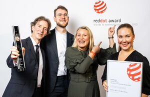 VLNR_Marc_Ligeti_und_Mads_Overgaard_beide_Knowit_Experience_Nina_Hol_und_Silje_Kristin_Grip_beide_Glamox_Copyright_Glamox-300x194 Glamox bekommt in Berlin den Best of the Best Red Dot Award für den neuen Markenauftritt überreicht