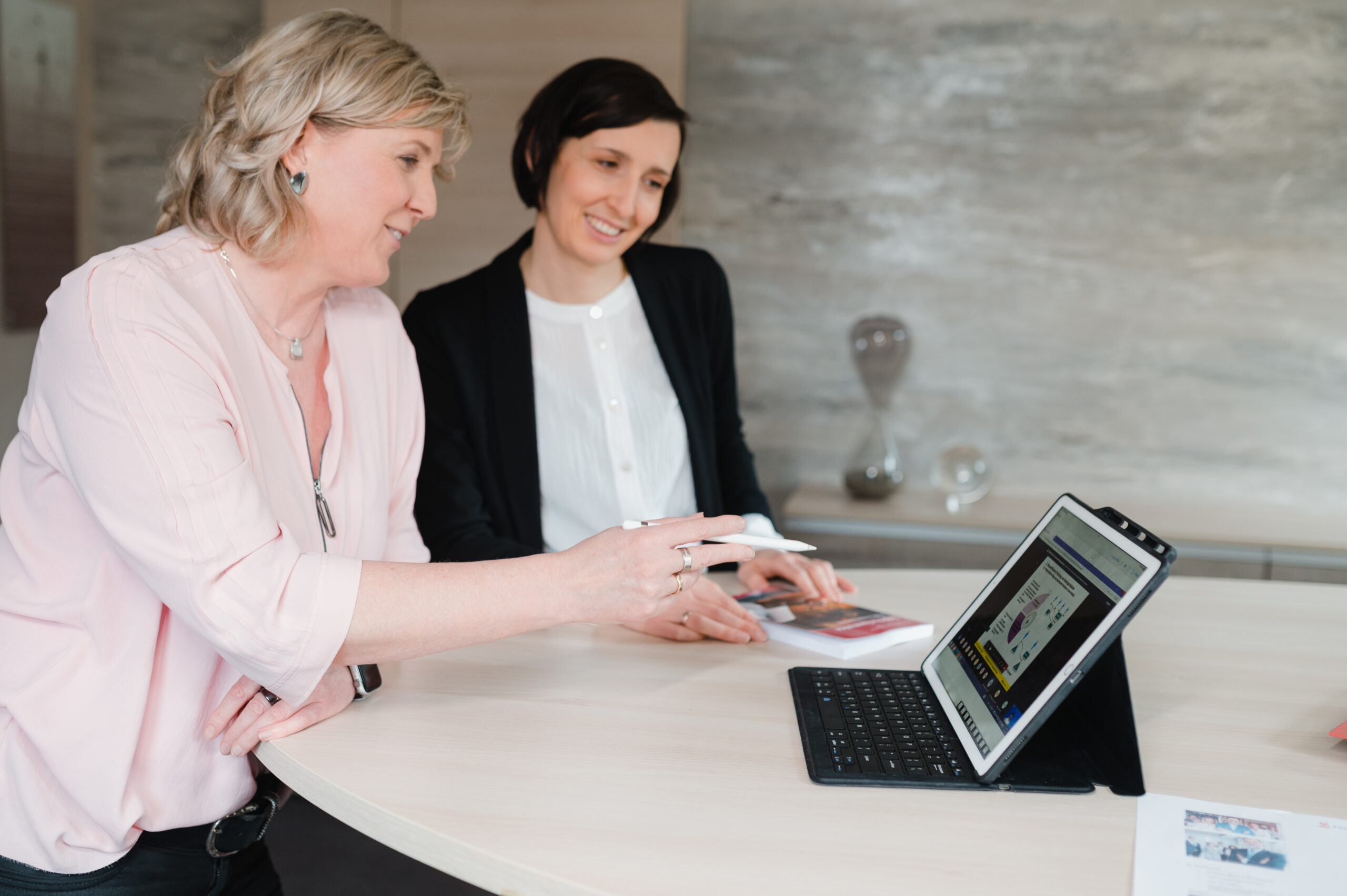 Cheftresor und Pilotkanzlei feiern Jubiläum: drei Jahre digitaler Mandantenservice Businessfotografie-Sachsen_Ines-Scholz-Daniela-Forkel-scaled Cheftresor und Pilotkanzlei feiern Jubiläum: drei Jahre digitaler Mandantenservice