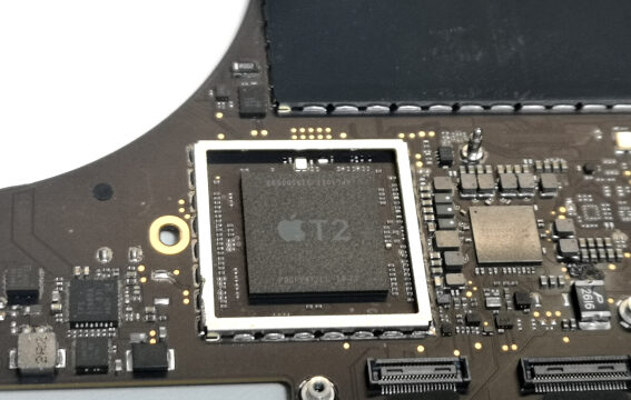 Apple T2 Sicherheitschip auf dem defekten Motherboard eines Mackbook Air