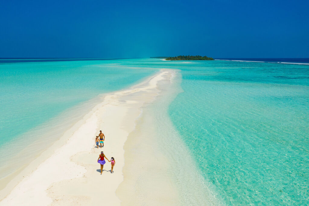 Kandimapeoplebeachwithfamily-1024x682 7 Gründe für den perfekten Sommerfamilien Urlaub im Kandima Maldives
