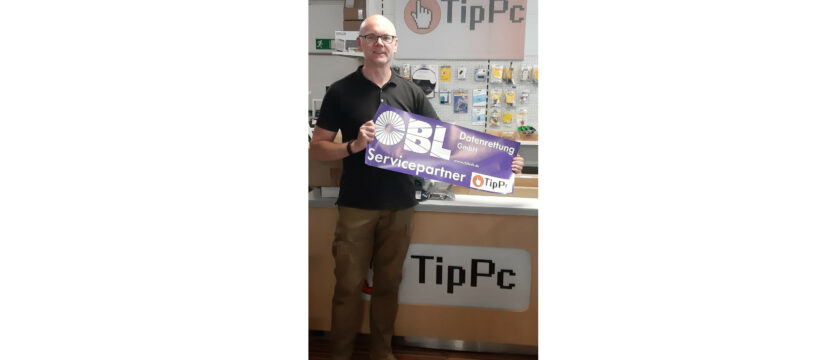 Computerhändler David Lohse aus Paderborn hält ein Schild in der Hand auf dem CBL Datenrettung steht