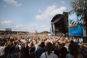 24 Tonnen Material für die Stromversorgung beim Musik- und Kunstwochenende in Hamburg MS-Dockville@charlottekrusche_SHARKTANK_Grossschot_web-1-300x200 24 Tonnen Material für die Stromversorgung beim Musik- und Kunstwochenende in Hamburg