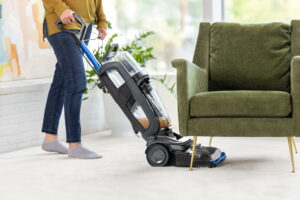 Revolution-HydroSteam-Lifestyle_3670N-300x200 BISSELL präsentiert den neuen Revolution HydroSteam Teppichreiniger